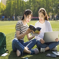 國(guó)萬(wàn)校園招生繳費(fèi)系統(tǒng)從繳費(fèi)者的角度分為兩類(lèi)，分別為校內(nèi)用戶(hù)與校外用戶(hù)，校內(nèi)用戶(hù)通過(guò)統(tǒng)一身份認(rèn)證登錄到系統(tǒng)中，選擇校方提供的繳費(fèi)項(xiàng)目，選擇自己的支付方式即可完成整個(gè)繳費(fèi)過(guò)程。校外用戶(hù)可以通過(guò)兩種方式登陸：注冊(cè)與支付碼登陸，或通過(guò)招生老師分享付款二維碼方式登陸后可以完成繳費(fèi)過(guò)程。